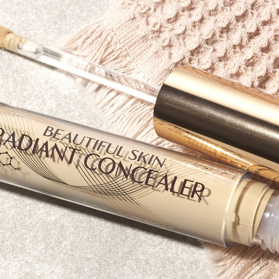 L'anti-cernes Belle Peau de Charlotte Tilbury est-il aussi bon que le fond de teint ?