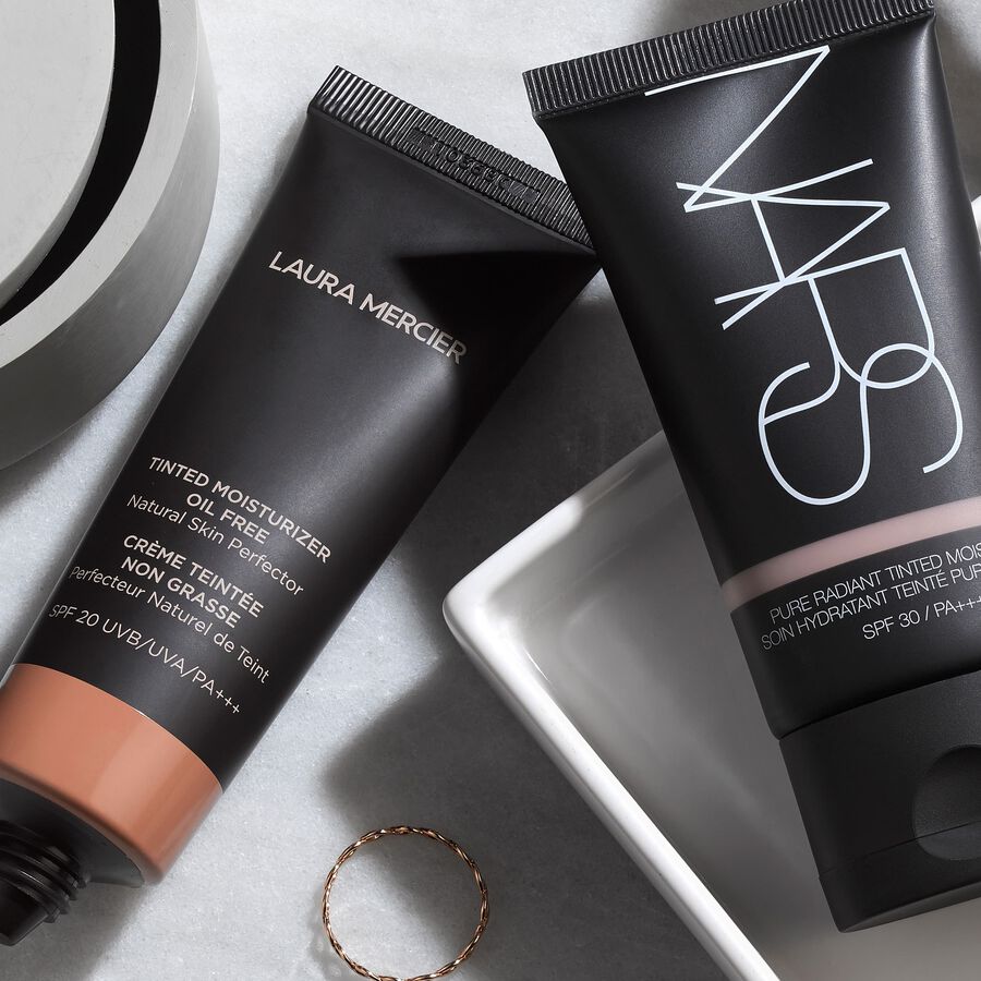 Laura Mercier vs. NARS : Quelle crème hydratante teintée vous convient le mieux ?