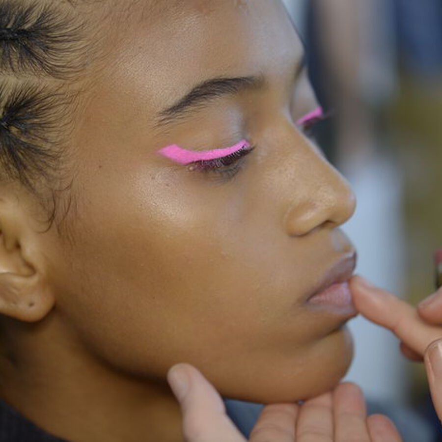 Comment porter un eye-liner brillant