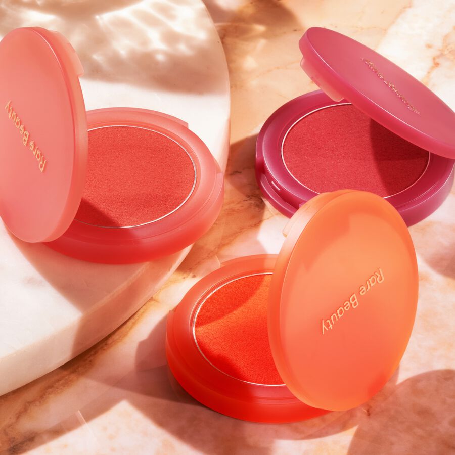 Vi provar alla sju nyanser av det nya Rare Beauty Bouncy Blush