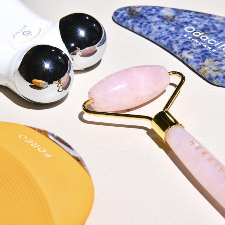 How To Give Yourself A Lifting and Sculpting Facial At Home