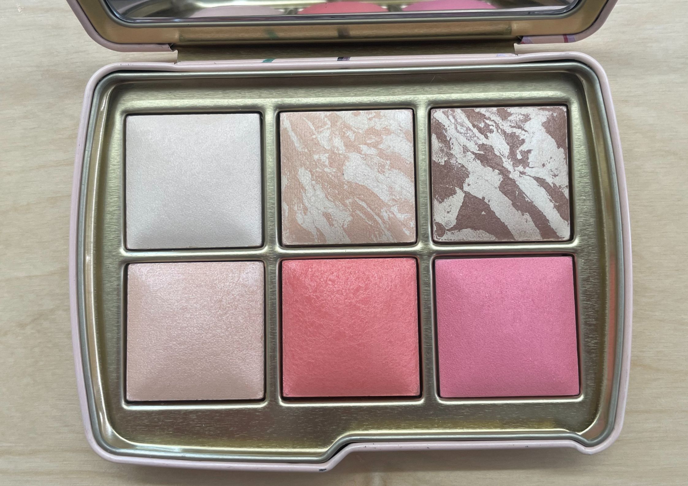 Hourglass Deer Ambient Lighting Unlocked Palette