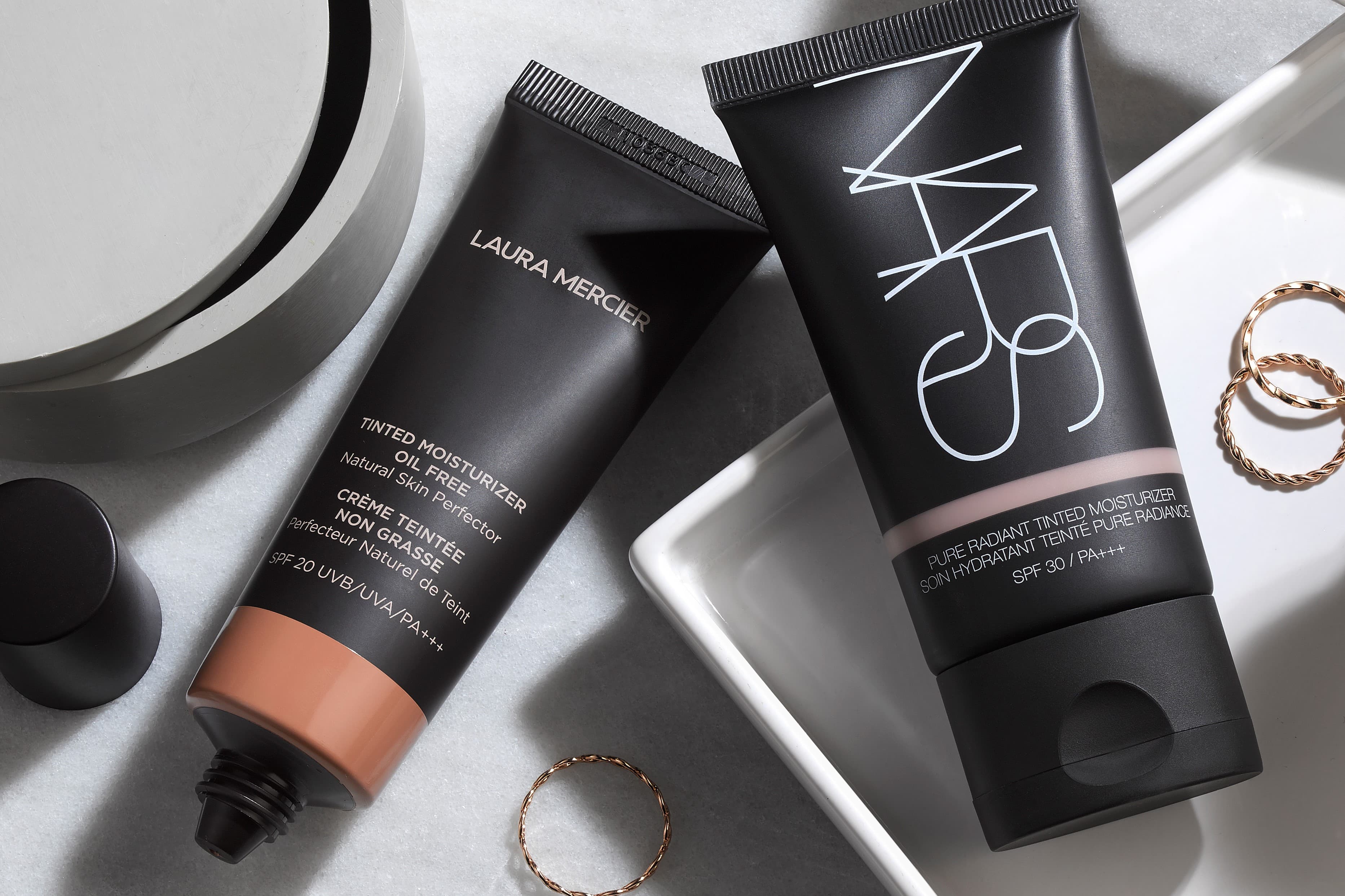 Laura Mercier vs. NARS : Quelle crème hydratante teintée vous convient le mieux ?