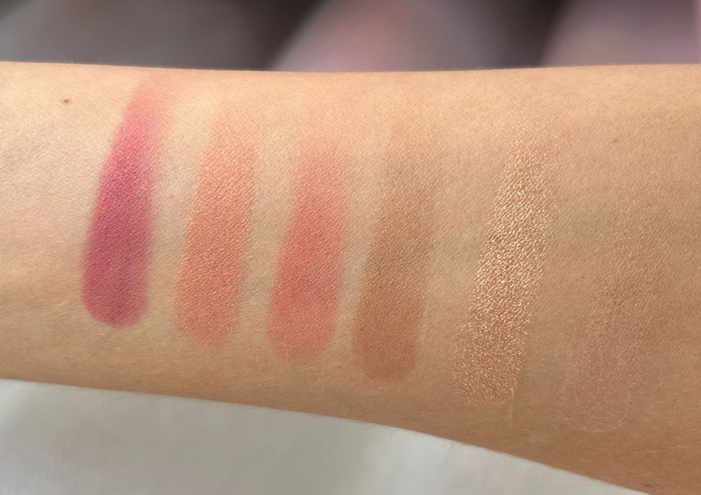 Hourglass Swan Ambient Lighting Unlocked Palette swatches