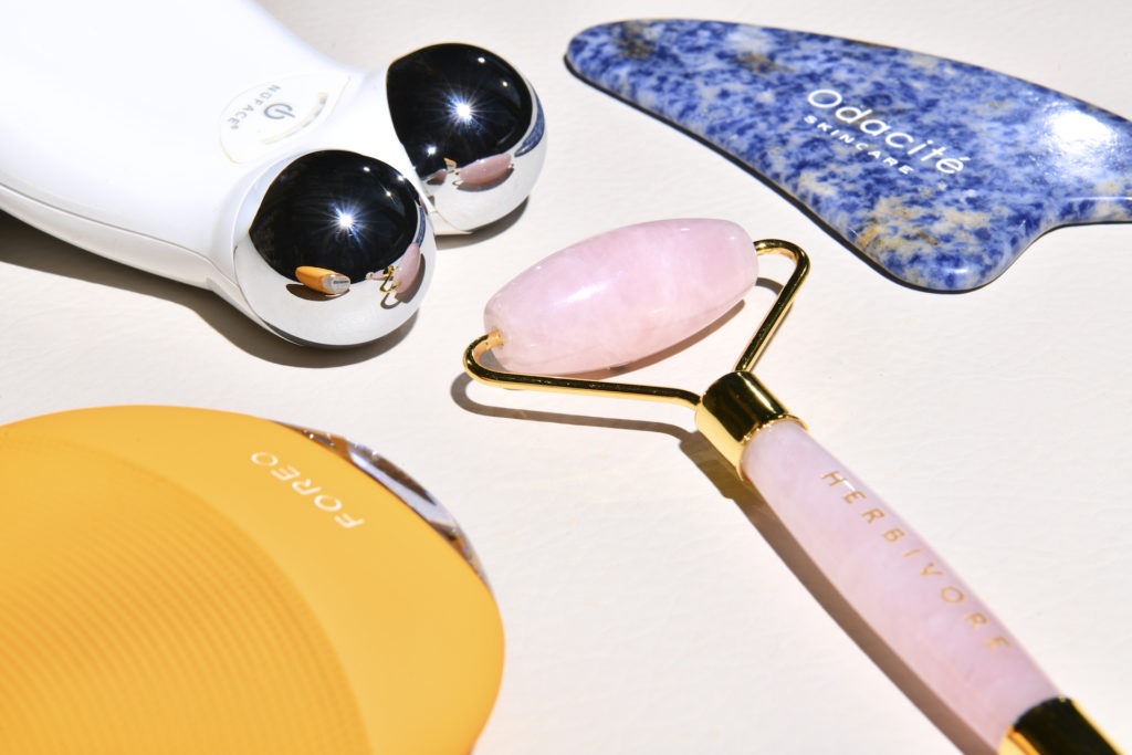 How To Give Yourself A Lifting and Sculpting Facial At Home How To Give Yourself A Lifting and Sculpting Facial At Home
