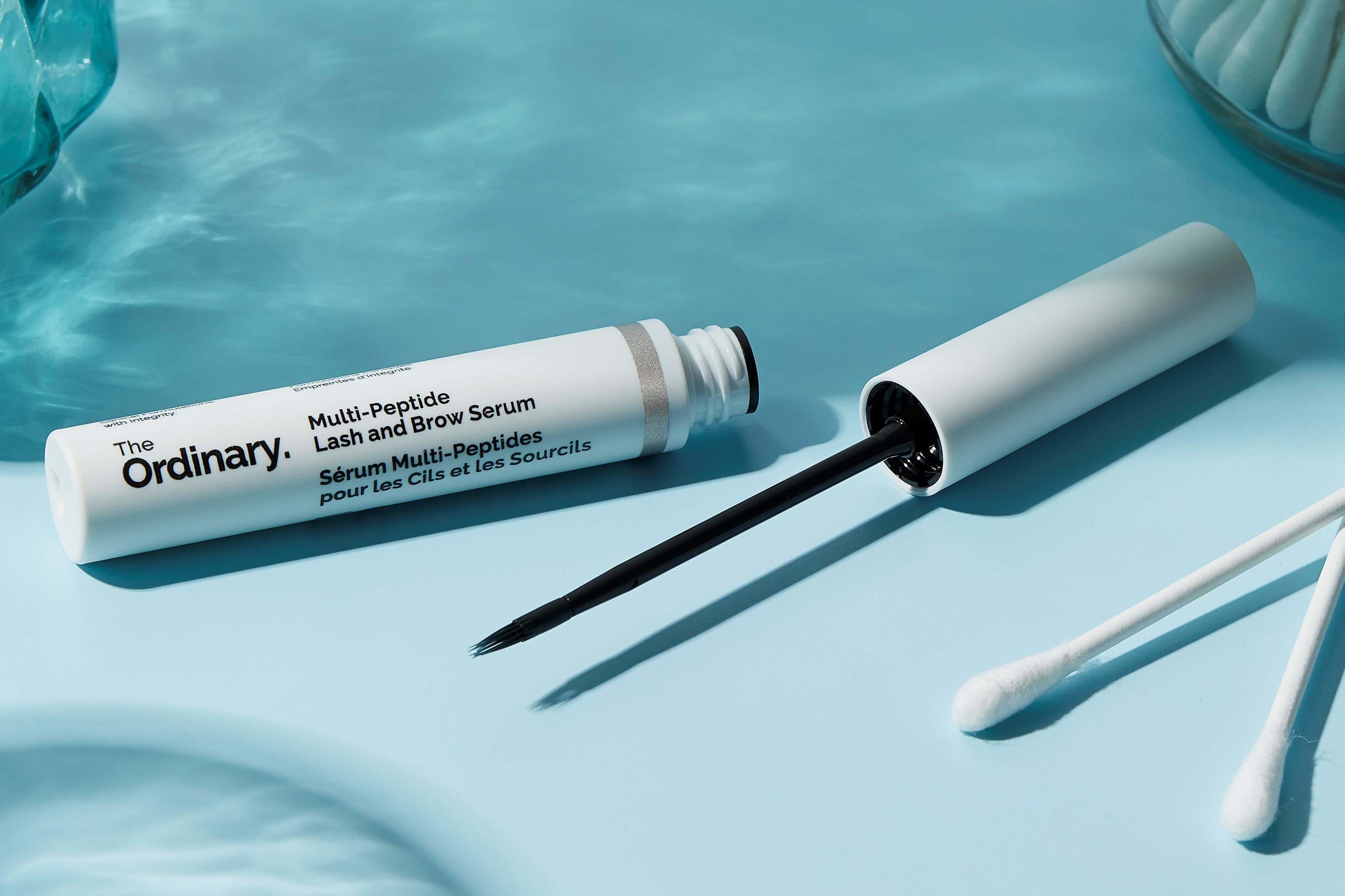 Le sérum multi peptides pour cils et sourcils de The Ordinary est-il transformateur ?