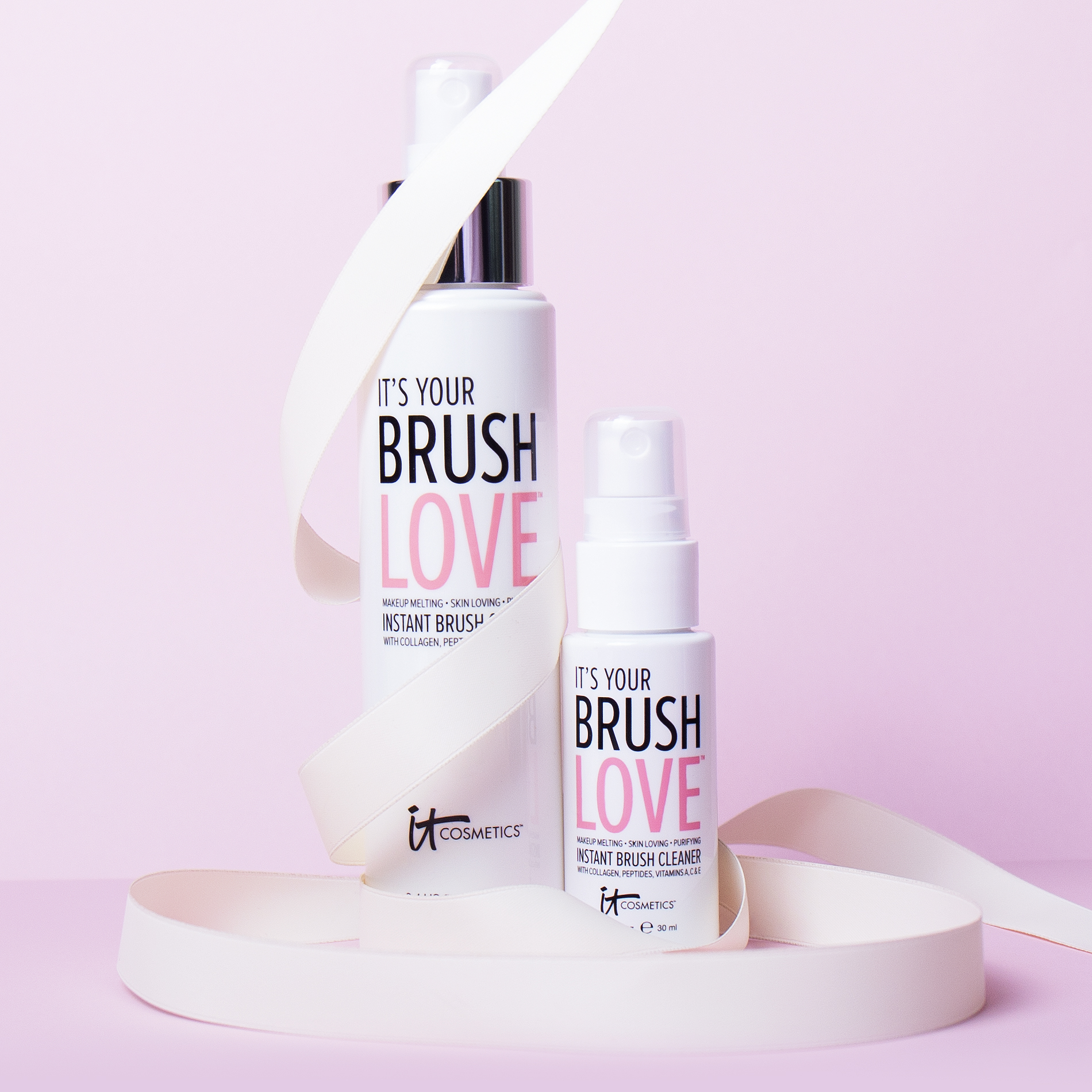 It cosmetics brush outlet cleaner